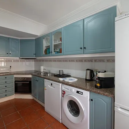 Lovely House, Paredes Аленкер