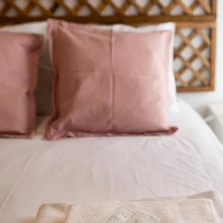 Lovely House, Paredes