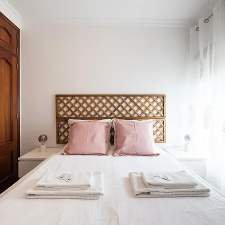 Lovely House, Paredes