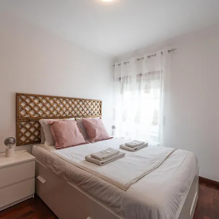 Lovely House, Paredes *